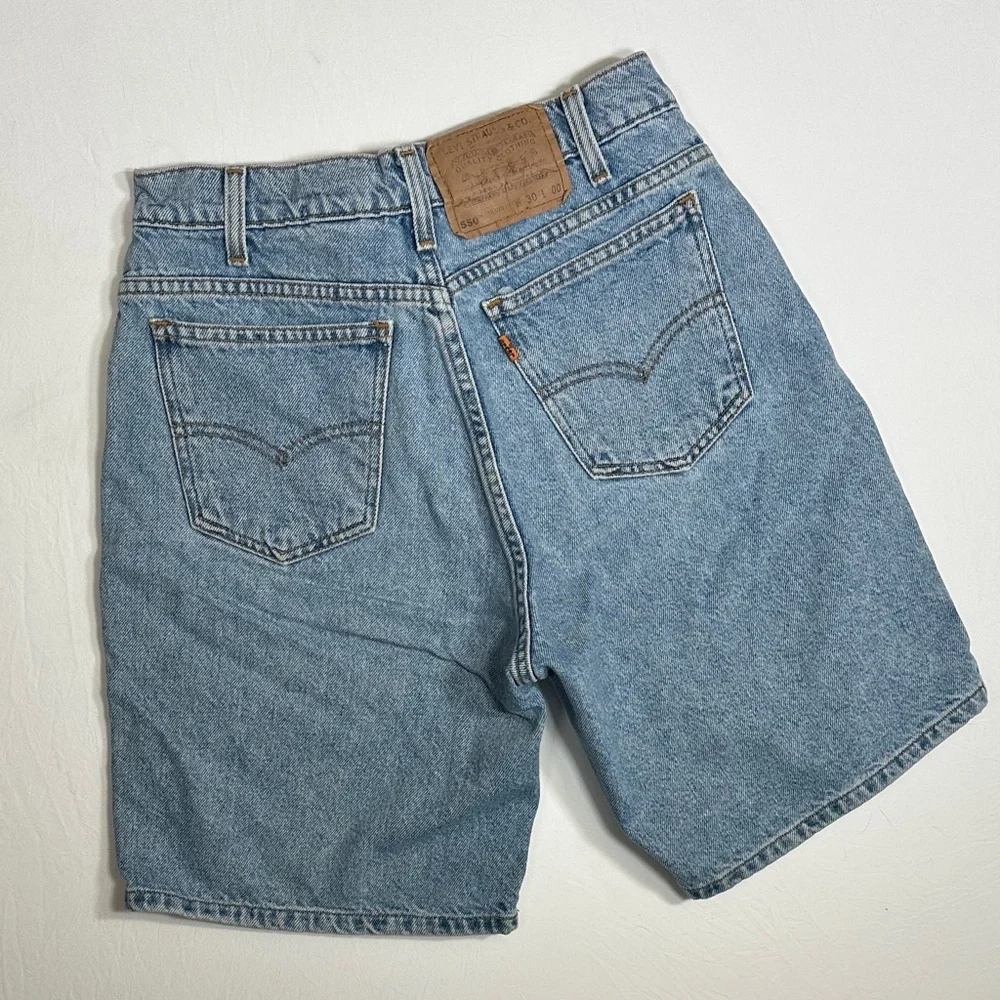 90s Vintage Levi's 550 High Rise Light Wash Relaxed Fit Denim Shorts - Picture 2 of 6
